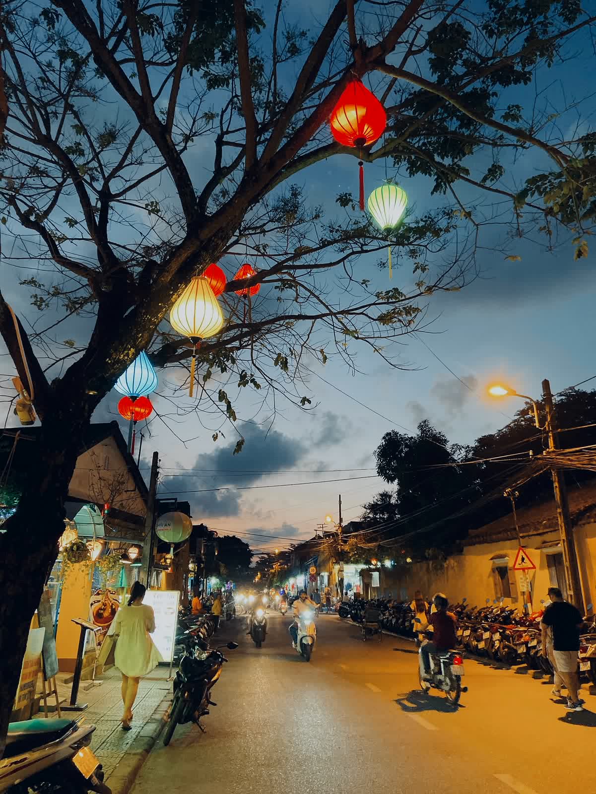 會安古鎮傍晚的燈籠街景