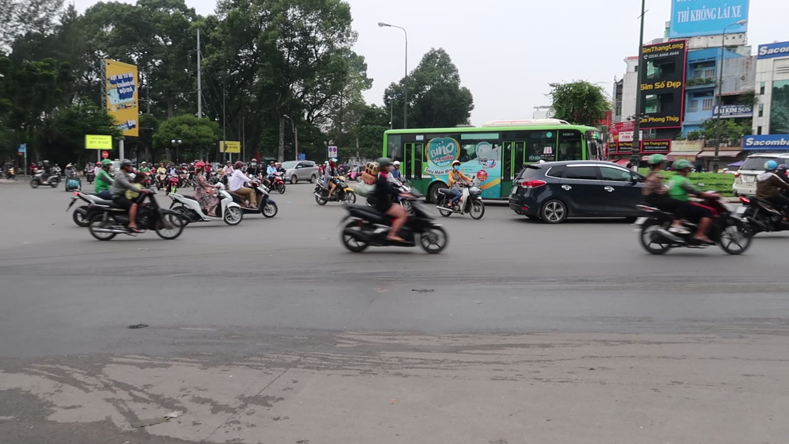越南胡志明市街頭的機車車流