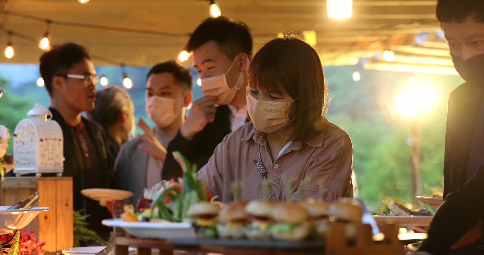 黃昏燈串下的派對自助餐